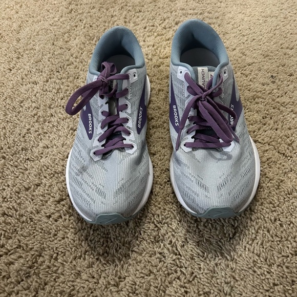 Brooks running shoes size 8 - Picture 2 of 3
